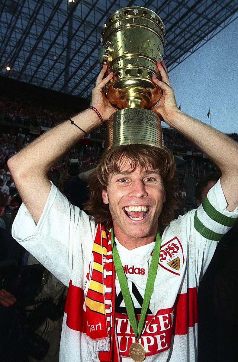 Frank Verlaat durfte 1997 den DFB-Pokal in Empfang nehmen. Der niederländische Abwehrspieler war zwischen 1996 und 1999 VfB-Kapitän.