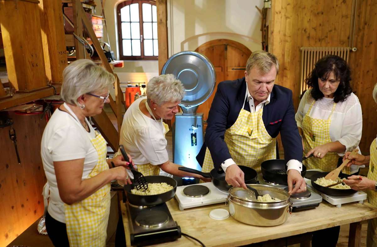 V.l.: Ingrid Fehr, Annelies Gerner, Hape Kerkeling, Monika Marder und Elfi Matt beim Kochen in einer Mühle am Maisfeld vom Rebelbollaclub