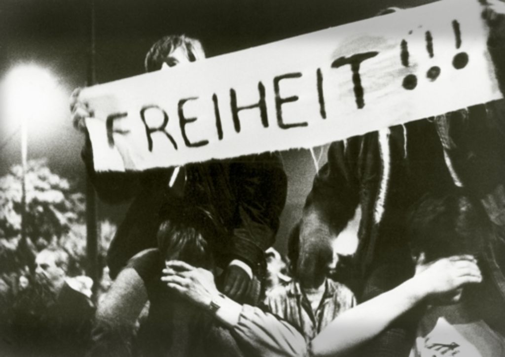 „Freiheit“ und „Wir bleiben hier“ stand auf den Transparenten. Von „Wiedervereinigung“ war noch nicht die Rede. Montagsdemonstration in Leipzig, Oktober 1989 Foto: picture alliance