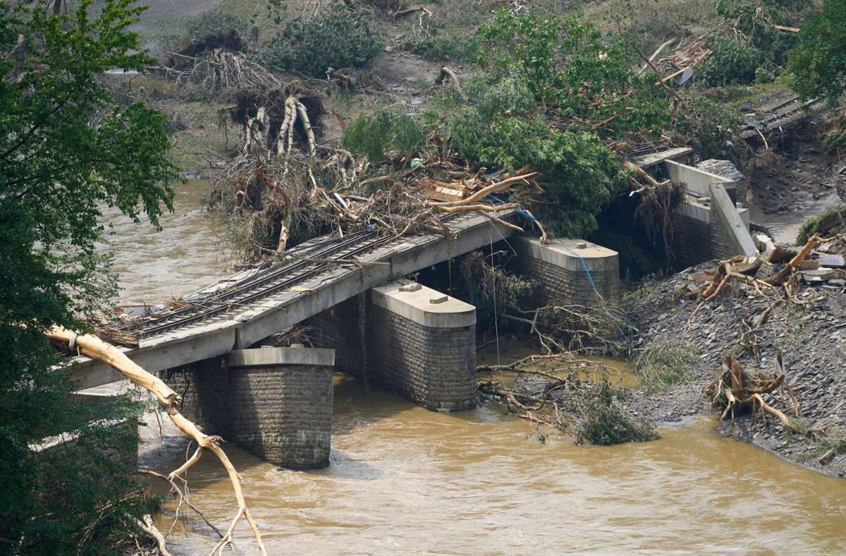 Bei Ahrweiler sind Brücken und Straßen zerstört. Foto: dpa/Thomas Frey