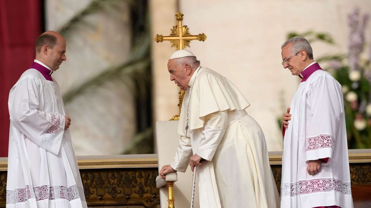 Papst Franziskus leidet unter Knieproblemen und ist deshalb auf eine Gehhilfe angewiesen.
