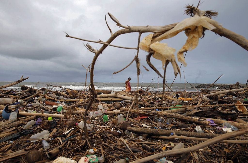 In Colombo, Sri Lanka wird Plastikmüll an den Strand gespült.