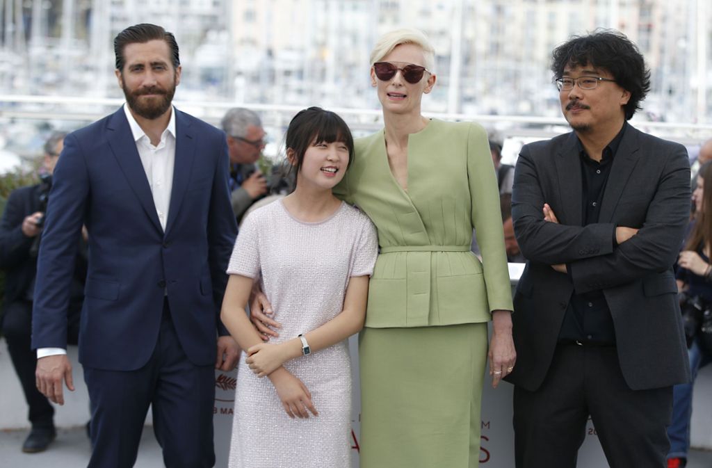 19. Mai 2017: Die Hauptdarsteller Jake Gyllenhaal, Ahn Seo-Hyun und Tilda Swinton mit dem Regisseur Bong Joon-Ho bei den internationalen Filmfestspielen in Cannes.