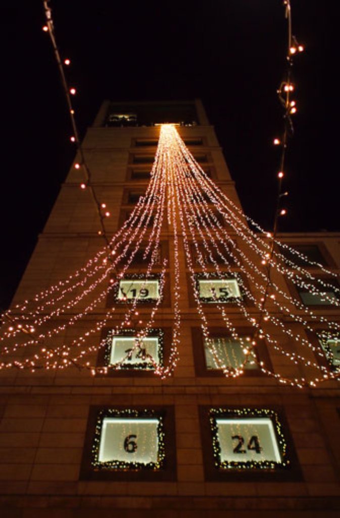 Der Turm des Rathauses ist mit Lichterketten weihnachtlich geschmückt.