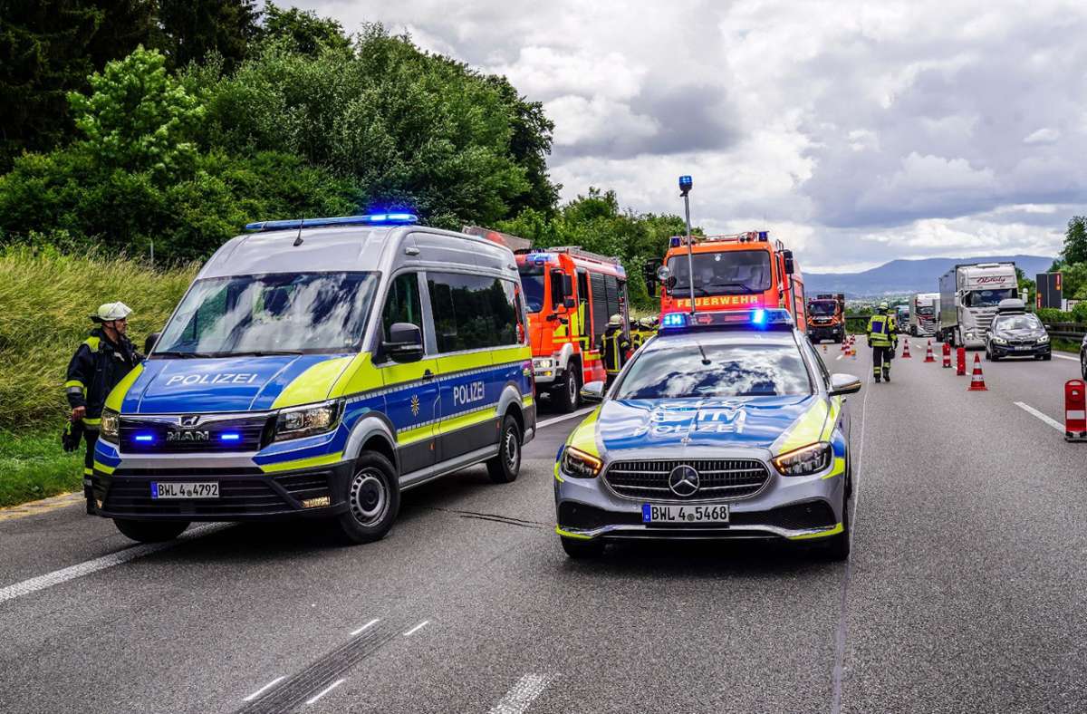 Die Polizei musste die Autobahn laut Angaben eines Sprechers bei der Anschlussstelle Neuhausen für drei Stunden sperren.