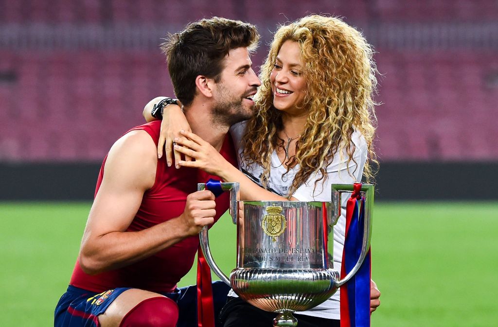 Nachdem Shakira elf Jahre lang mit Antonio de la Rua, dem Sohn des argentinischen Ex-Präsidenten, liiert war, lernte die kolumbianische Sängerin 2010 den auf den Tag genau zehn Jahre jüngeren Fußballer Gerad Piqué kennen. Gemeinsam leben sie in Barcelona, wo Piqué beim FC Barcelona spielt.