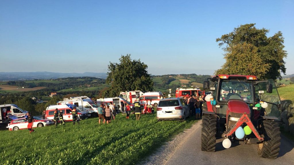Österreich: Traktoranhänger kippt um – 13 Frauen verletzt