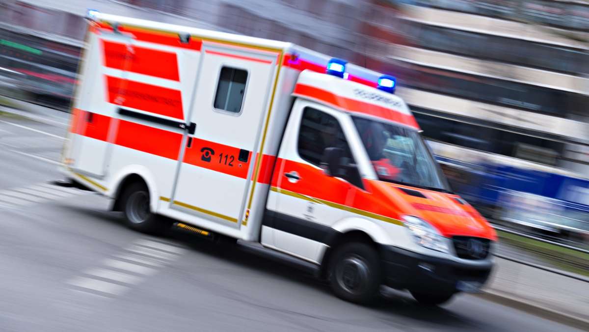 Unfall auf A8 bei Pforzheim: Mit nagelneuem Porsche überschlagen – Fahrer schwer verletzt