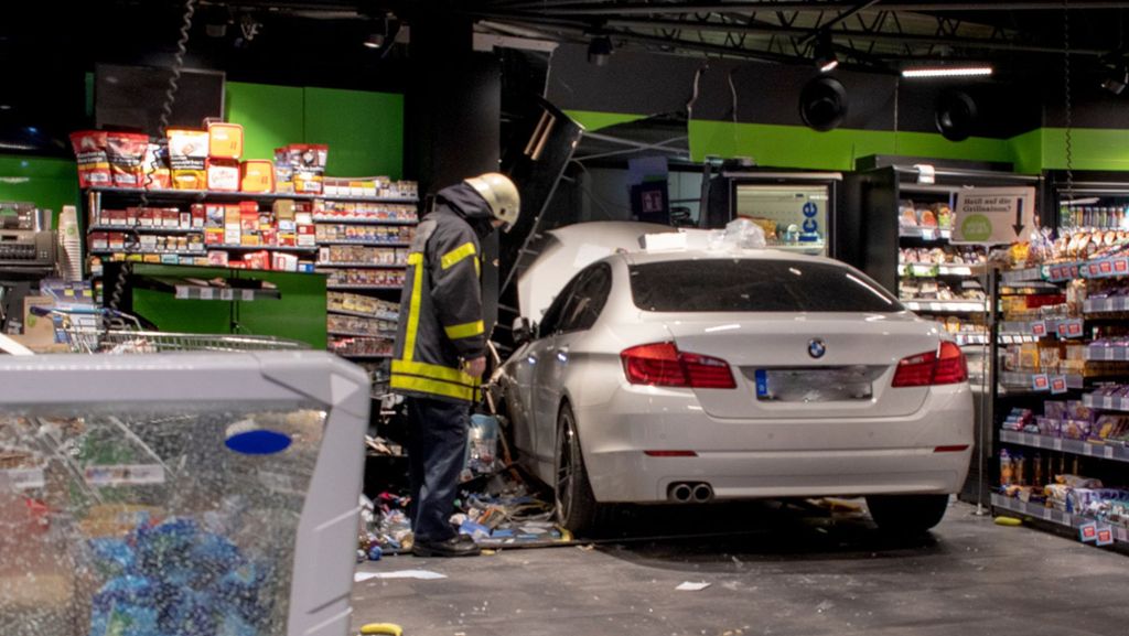 Bochum: Auto kracht in Verkaufstheke einer Tankstelle