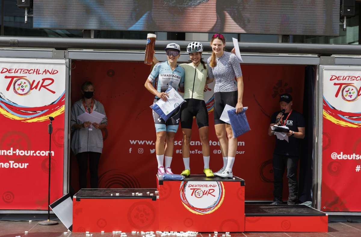 Die erstplatzierte Frauen der „Durch die Region Stuttgart“ auf dem Siegertreppchen: Pia Kummer (1. Platz), Jael Heinrich (2. Platz) und Mara Becker (3. Platz)