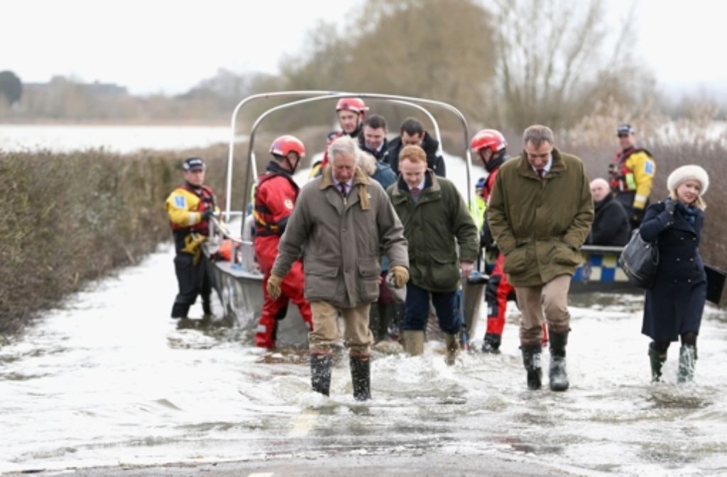 Der Prince of Wales scheut nicht, sich nasszumachen: Prinz Charles besucht das Hochwassergebiet im Südwesten Englands.