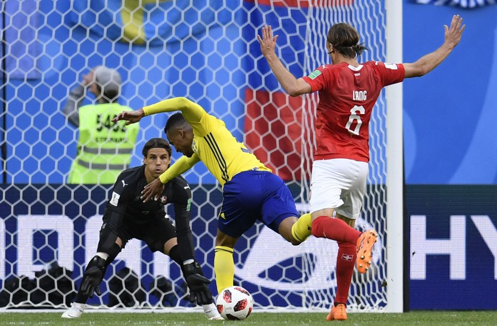 Michael Lang sah für sein Foul an Martin Olsson bei der WM 2018 die Rote Karte. Foto: AFP