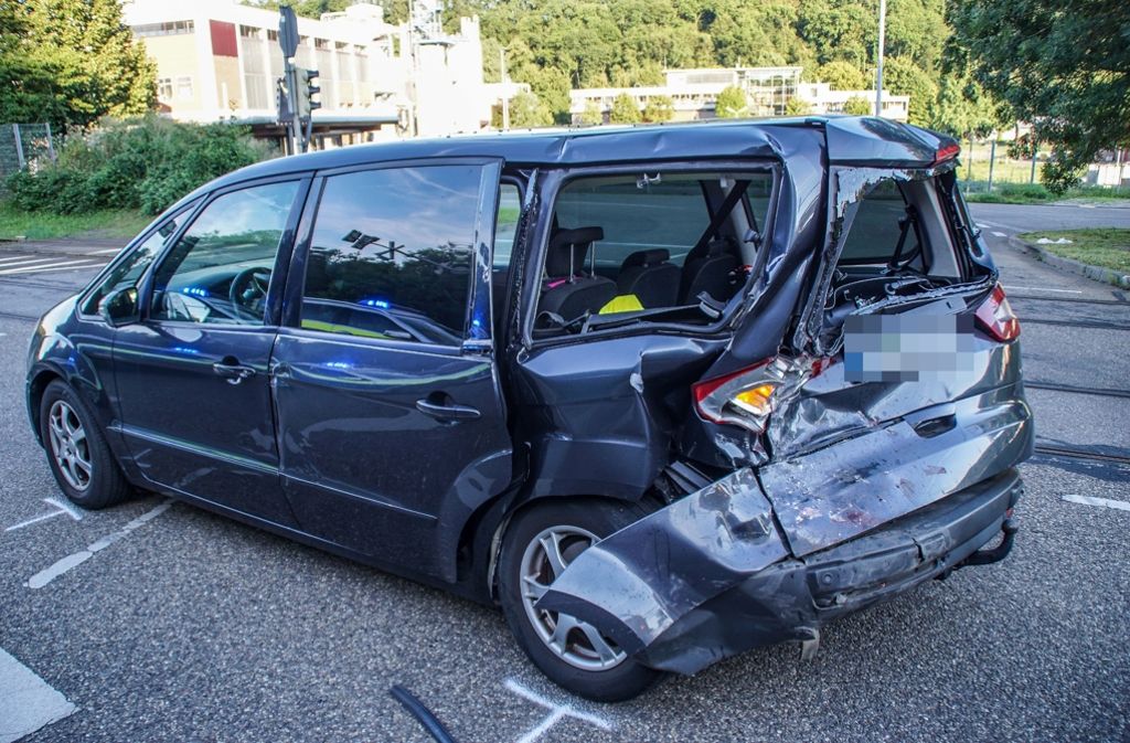 Der Ford war mit vier Personen besetzt, wobei ein einjähriges Mädchen durch den Unfall schwer verletzt wurde.
