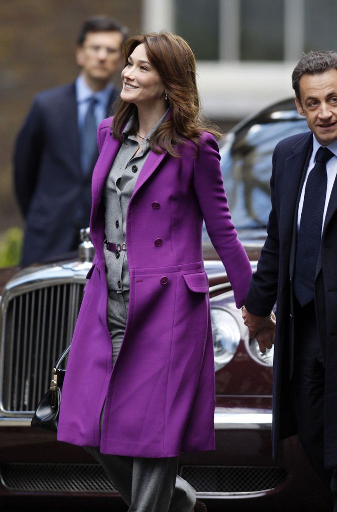 Sängerin und Ex-Model Carla Bruni mit ihrem Ehemann Nicolas Sarkozy, der von 2007 bis 2012 Frankreichs Staatspräsident war. Das Bild wurde während der Amtszeit aufgenommen. Carla Bruni wirkte mit ihrer kühlen Eleganz manchmal wie eine schöne Außerirdische an der Seite ihres modisch eher uninspirierten Ehemannes.