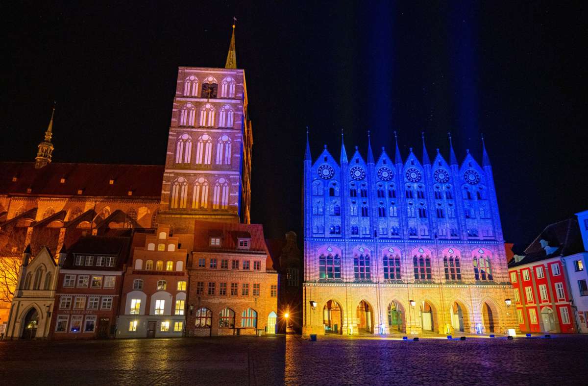 Das Rathaus der Stadt Stralsund wird zum Ausdruck der Solidarität und als Zeichen gegen den russischen Angriff auf das Land in den Farben der Ukraine angeleuchtet.