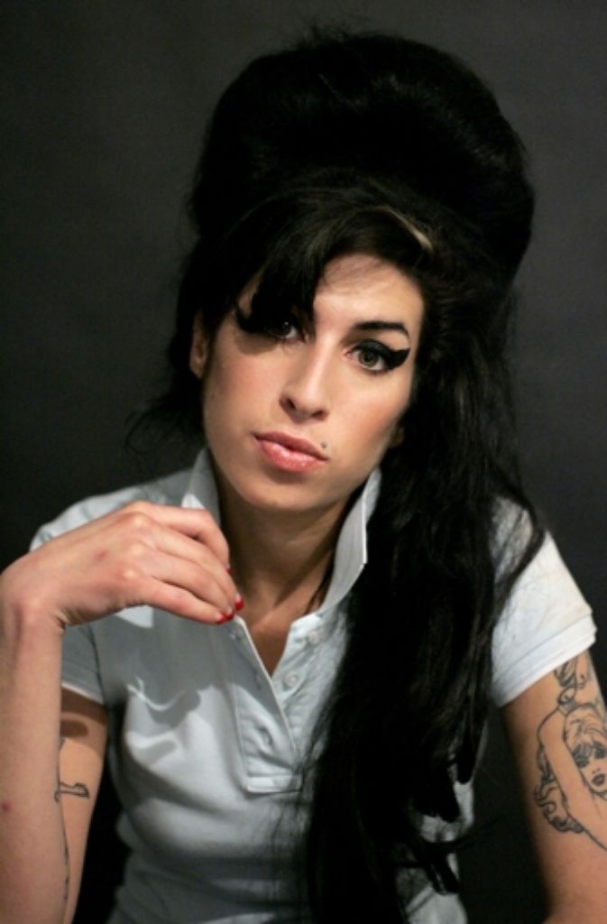 Amy Winehouse hatte lange Drogen- und Alkoholprobleme. Zwar galt sie seit 2008 als clean von harten Drogen, als sie am 23. Juli 2011 tot aufgefunden wurde, hatte sie jedoch 4,16 Promille im Blut. Auch sie wurde nur 27 Jahre alt.