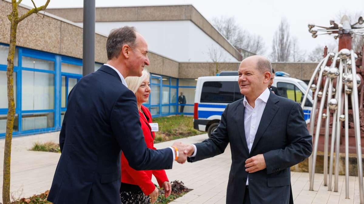 Schulleiter Jürgen Patermann und seine Stellvertreterin Kerstin Odwald begrüßen den Kanzler.