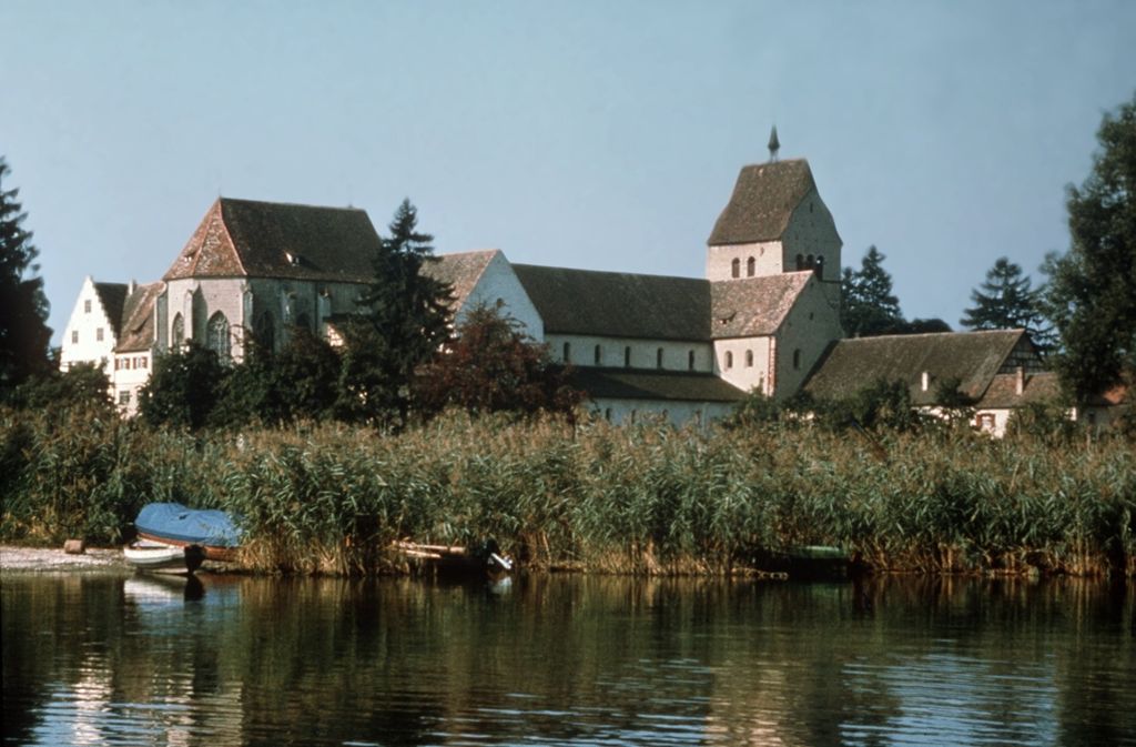 Seit 2000 steht die Klosterinsel Reichenau im Bodensee auf der Welterbeliste. Bereits 724 gründeten Benediktiner hier eine Abtei, die drei romanischen Kirchen aus dem 9. bis 11. Jahrhundert sind schon für sich genommen veritable Baudenkmale. Die gesamte Anlage mit ihren Wirtschaftsgebäuden und Anlagen lockt Tausende von Touristen an.