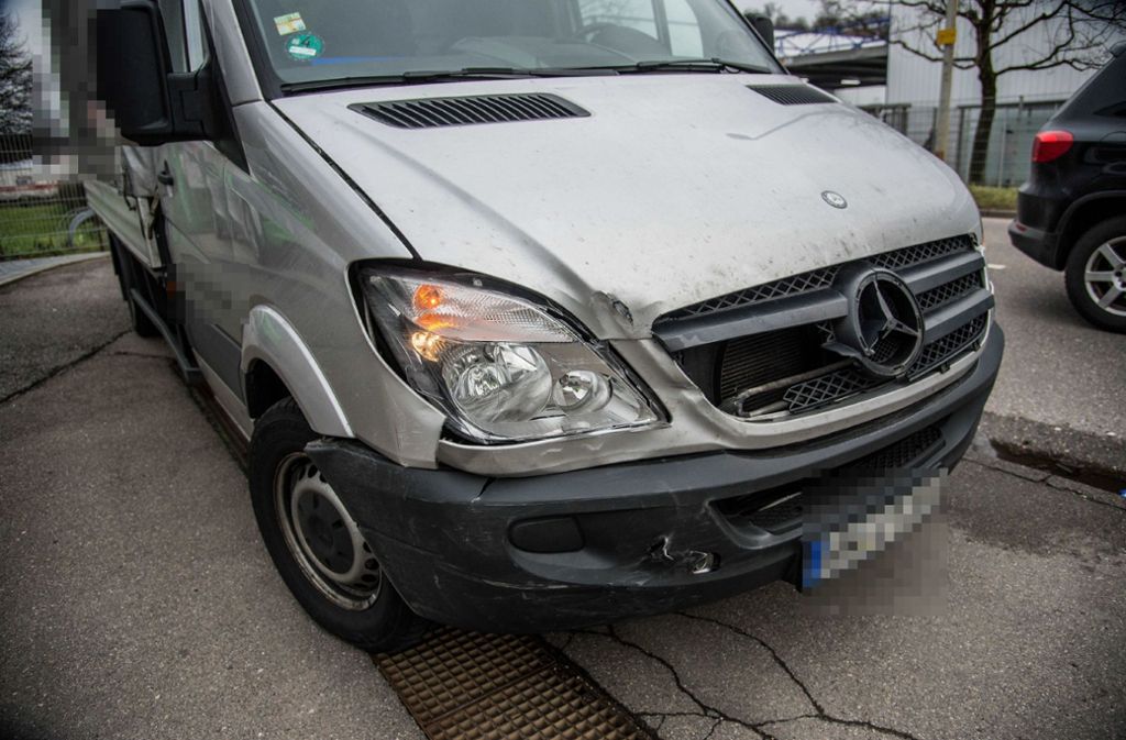 Der Mercedes wurde seitlich von dem Kleinlaster erfasst.