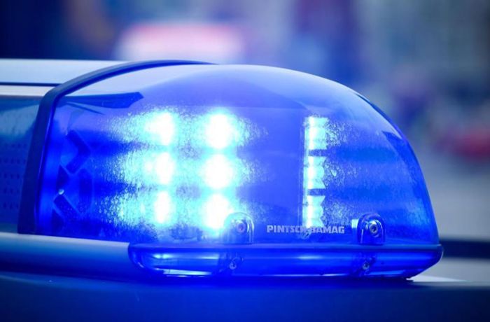 Vorfall in Holzgerlingen: Unbekannter beschädigt Scheibe einer Bushaltestelle