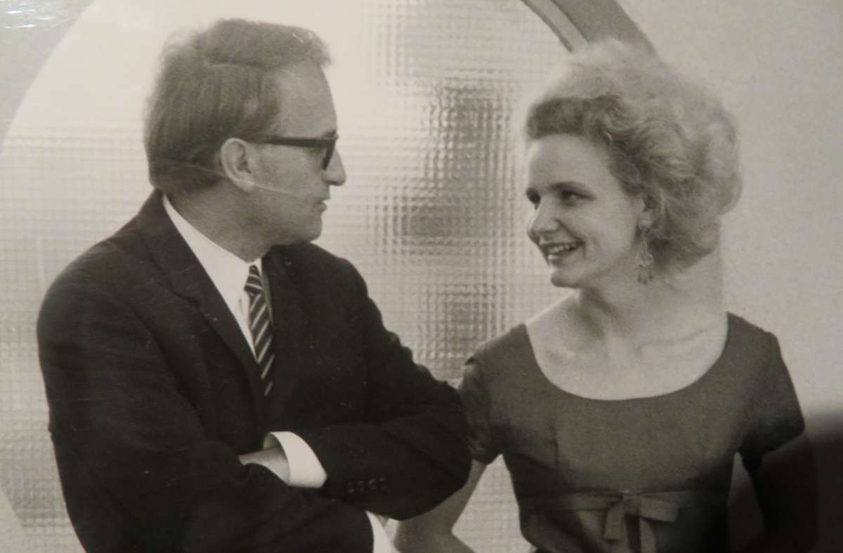 Der gebürtige Stuttgarter Dieter und Angelika, die aus Mönchengladbach kommt, lernen sich 1969 auf Schloss Elmau bei Garmisch-Partenkirchen kennen.
