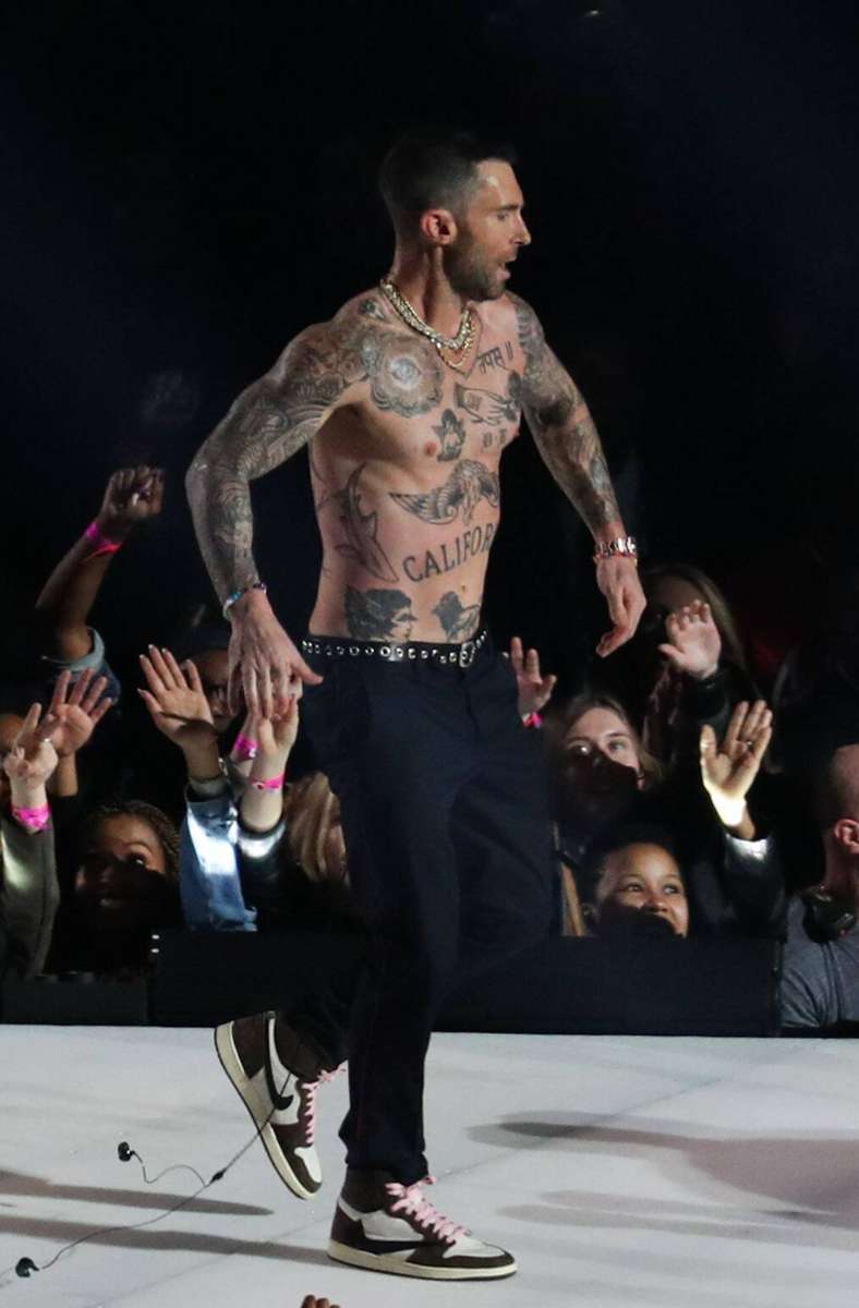 Auch der Sänger Adam Levine kann von der Tätowiernadel nicht lassen – der Maroon-5-Star hat etliche Tattoos auf dem Körper. Eine Friedenstaube ließ er sich nach den 9/11-Attentaten stechen – als Zeichen der Hoffnung. Auf seinem Bauch prangt in dicken Lettern „California“, eine Hommage an seinen Heimatstaat.