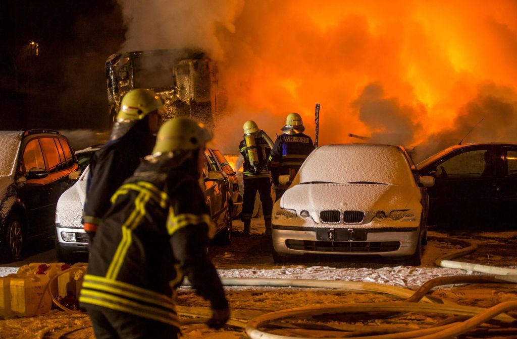 Auf dem Gelände eines Autohauses in Waiblingen-Beinstein ist am frühen Sonntagmorgen ein Feuer ausgebrochen.