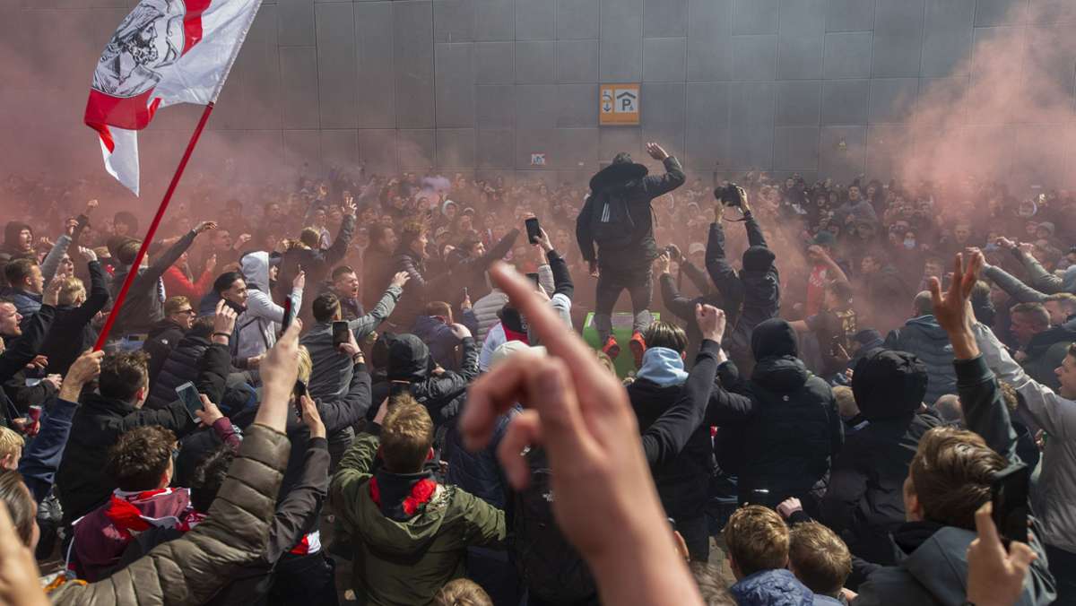 Ajax Amsterdam holt Meistertitel: Tausende Fans feiern Titelgewinn ausgelassen