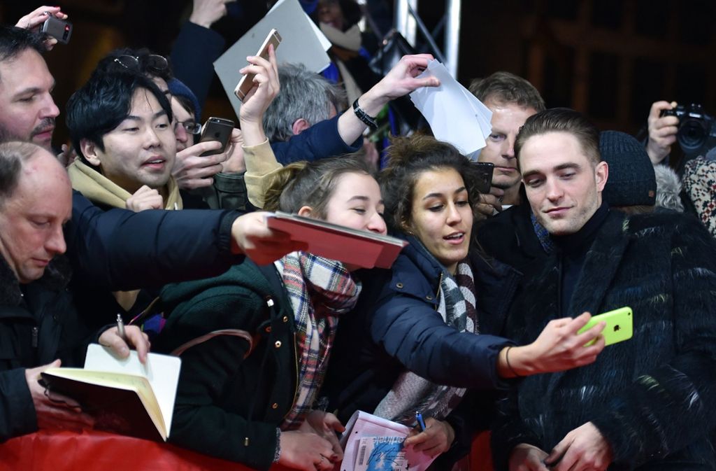 Für Autogramm- und Promi-Selfie-Jäger war der Dienstag ein guter Tag. Der Schauspieler Robert Pattinson – bekannt aus der Vampir-Romanze „Twilight“ – lief am Abend über den roten Teppich und suchte die Nähe zu seinen Fans.