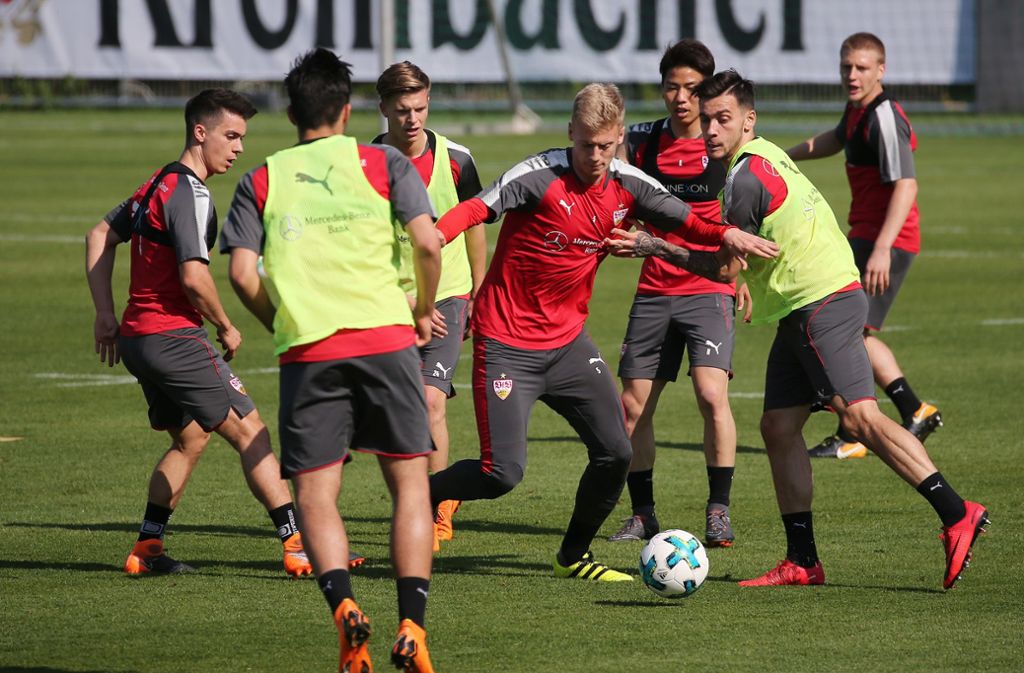 Die Profis des VfB Stuttgart trainieren für das Heimspiel gegen Werder Bremen.