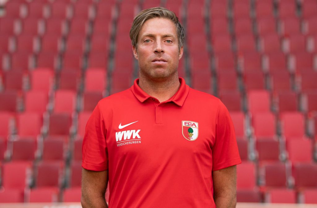 Michael Wimmer kommt vom FC Augsburg nach Stuttgart und ist ebenfalls als Co-Trainer tätig: Eine Saison lang arbeitete der 38-Jährige erst mit Manuel Baum und dann mit Martin Schmidt zusammen. Zuvor war Michael Wimmer U-17-Trainer beim 1. FC Nürnberg. Von dieser Zeit her kennt er Tim Walter. Der neue VfB-Chefcoach wollte Wimmer im Trainerteam haben.
