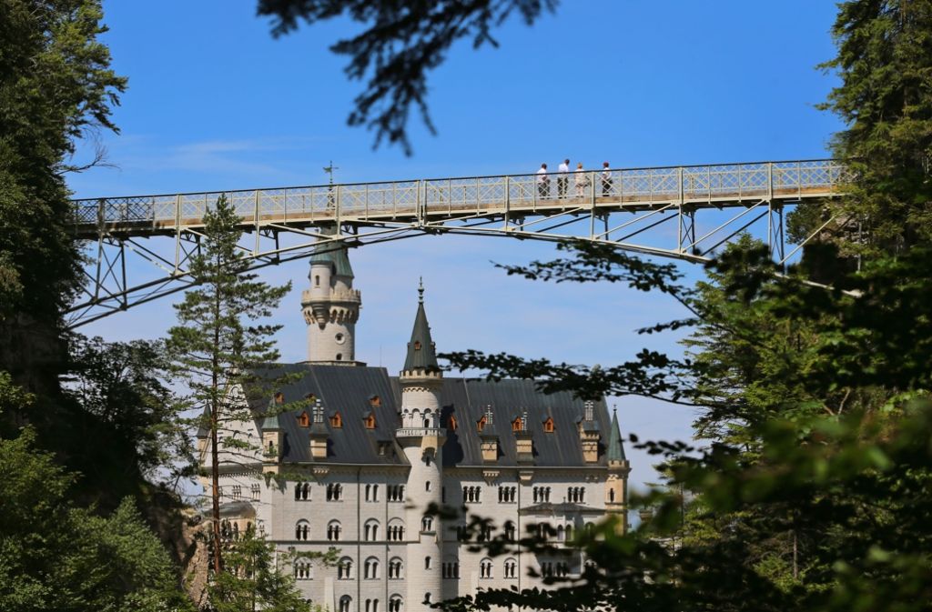 90 Meter hoch – Marienbrücke: Die 1866 gebaute Eisenbrücke spannt sich über die Pöllatschlucht vor dem Schloss Neuschwanstein bei Schwangau (Bayern). Am 4. August 2016 wurde die Brücke nach umfangreichen Renovierungsarbeiten wieder für die Öffentlichkeit freigegeben.
