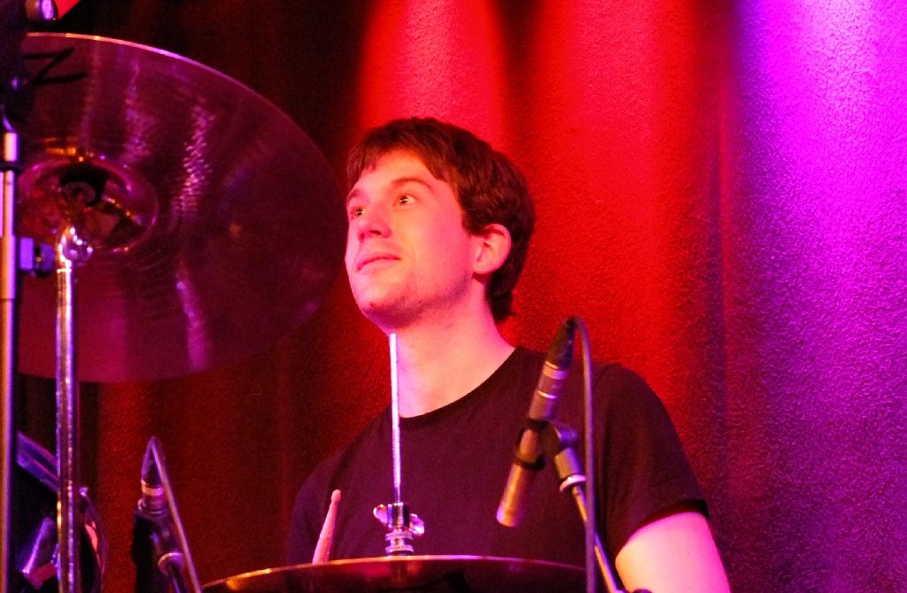 Die Songs sind mit Indie-Groove aus dem Lehrbuch unterlegt: Schlagzeuger David Wukitsevits