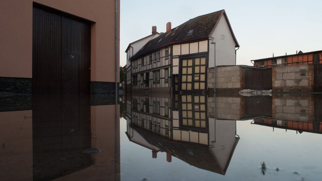 Hochwasser in Deutschland: Aufräumen und Bangen nach dem Dauerregen