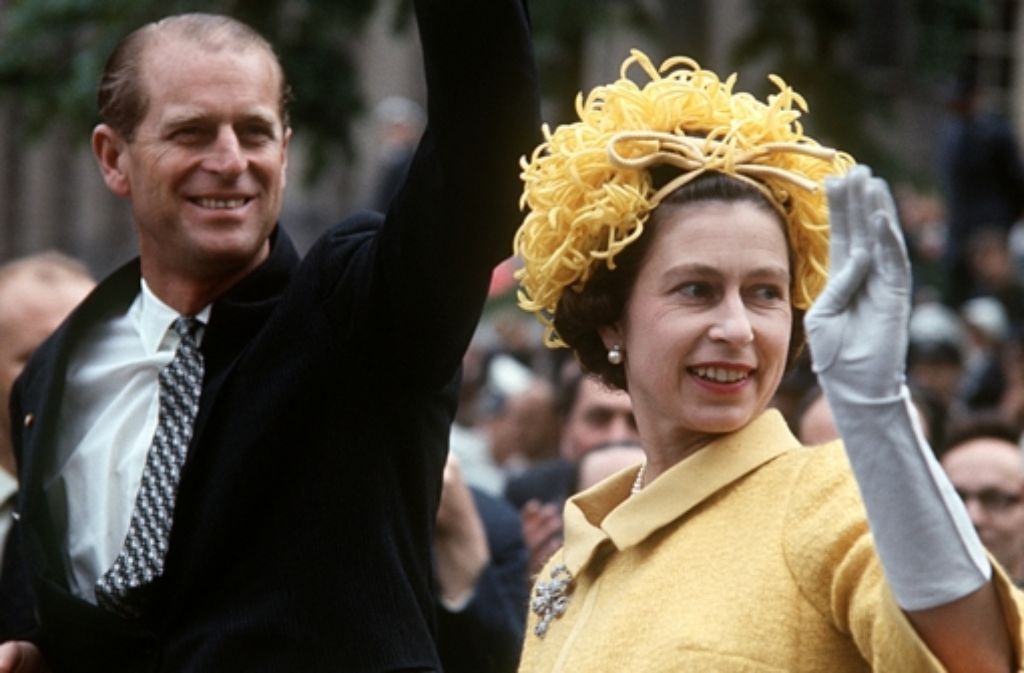 Im Mai 1965 trug sich die englische Königin Elizabeth l(inks im Bild ihr Mann, Prinz Philip) sozusagen als Höhepunkt ihres Deutschlandbesuchs auf dem Fernsehturm ins Goldene Buch der Stadt ein.