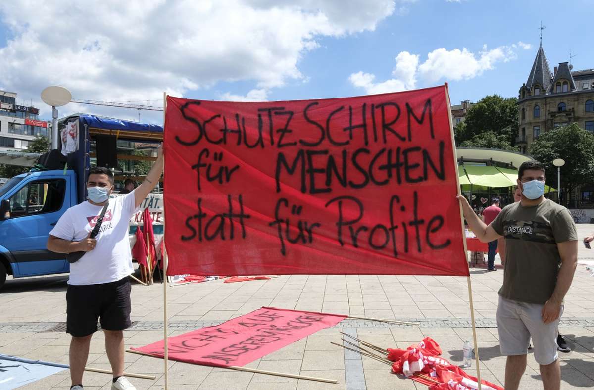 In der Stuttgarter Innenstadt wurde am Samstag für mehr soziale Gerechtigkeit während der Corona-Krise demonstriert.