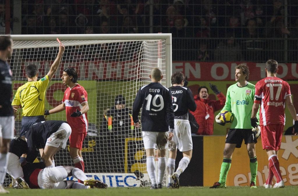 Beim VfB-Spiel in Mainz im Dezember 2009 liegt Lehmanns Mannschaft mit 1:0 in Front, als der Schlussmann kurz vor dem Abpfiff dem Mainzer Aristide Bancé absichtlich auf den Fuß tritt. Die Folge: Rot und Elfmeter (zum 1:1-Endstand). Lehmann verlässt daraufhin das Stadion und legt sich noch mit einem Fan und einem Kameramann an.