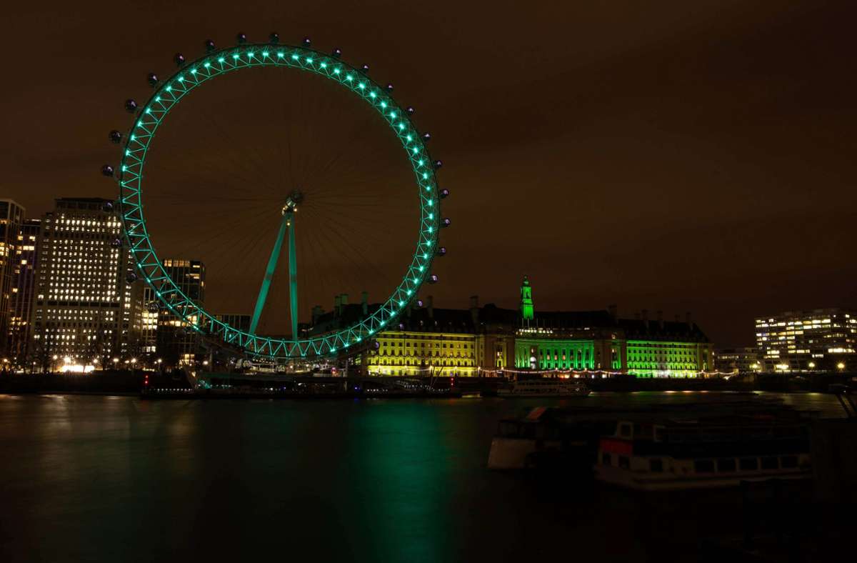Das Riesenrad London Eye strahlt in dunklem grün. Zahlreiche Gebäude werden weltweit bei der Kampagne am St. Patrick’s Day gleichzeitig grün beleuchtet.