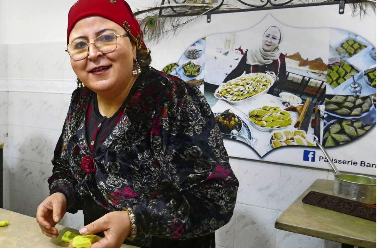 Khalima Barrek lässt sich in ihrer Patisserie in Kairouan bei der Zubereitung des Traditionsgebäcks Makrout über die Schulter schauen.