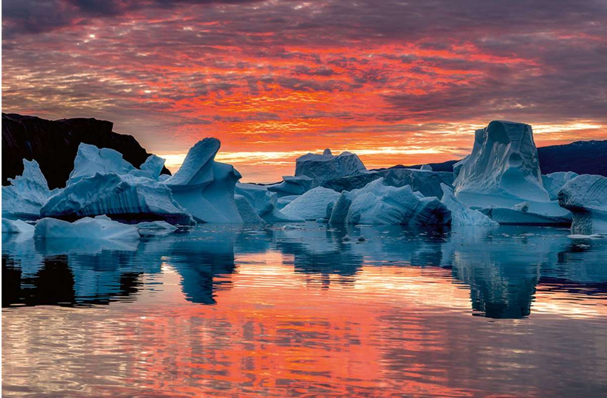 Sonnenaufgang am Scoresbysund im Osten Grönlands, fotografiert von Stefan Forster. Diese und weitere Fotografien sind  in  Buch  „Inseln des Nordens“ im Verlag TeNeues erschienen. Foto: Stefan Forster/TeNeues
