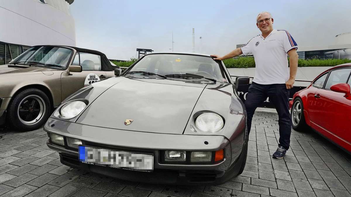 Classics & Coffee in Stuttgart: Porsche vor dem  Mercedes-Benz-Museum