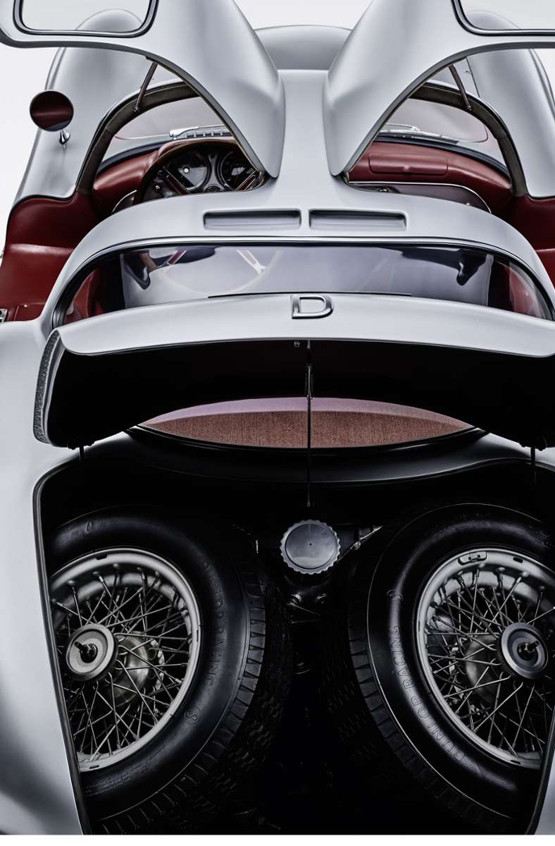 Durch sein Design setzt der Mercedes-Benz 300 SLR Uhlenhaut Maßstäbe – nicht zuletzt wegen seiner charakteristischen Flügeltüren.