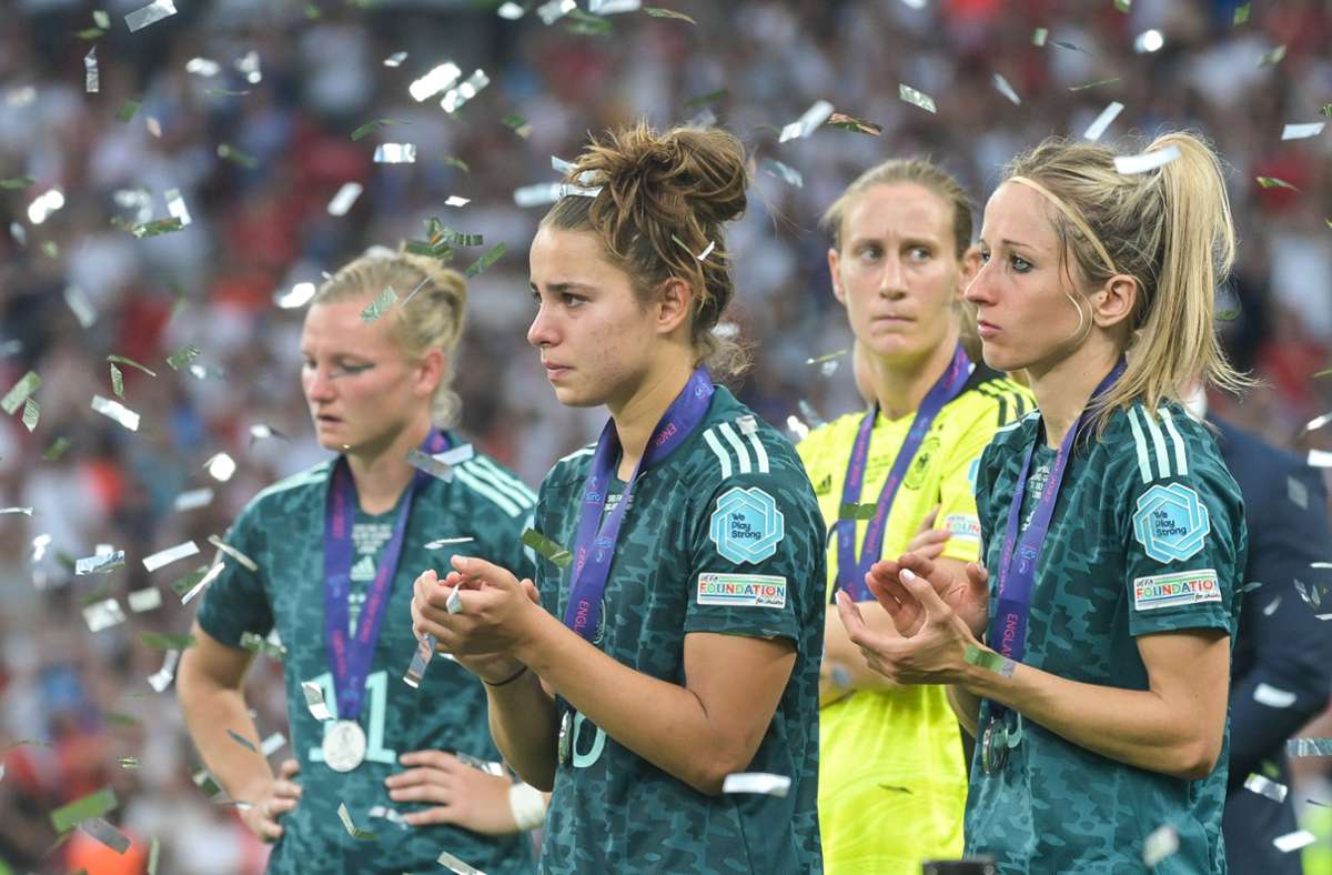 Traurige Gesichter im Konfettiregen: Den deutschen Fußballerinnen ist...