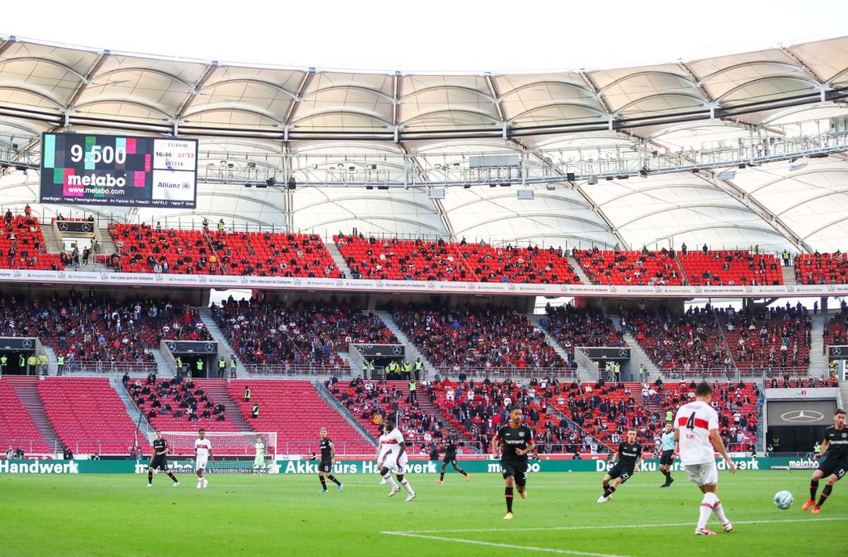 Schön Abstand halten: Blick auf die Tribünen beim Heimspiel gegen Bayer Leverkusen