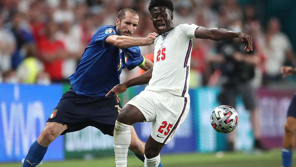  Ein englischer Fußball-Fan hat im Internet eine Petition gestartet und fordert, dass das Finale der EM zwischen Italien und England wiederholt wird. 137.000 Unterstützer haben bereits unterschrieben. 