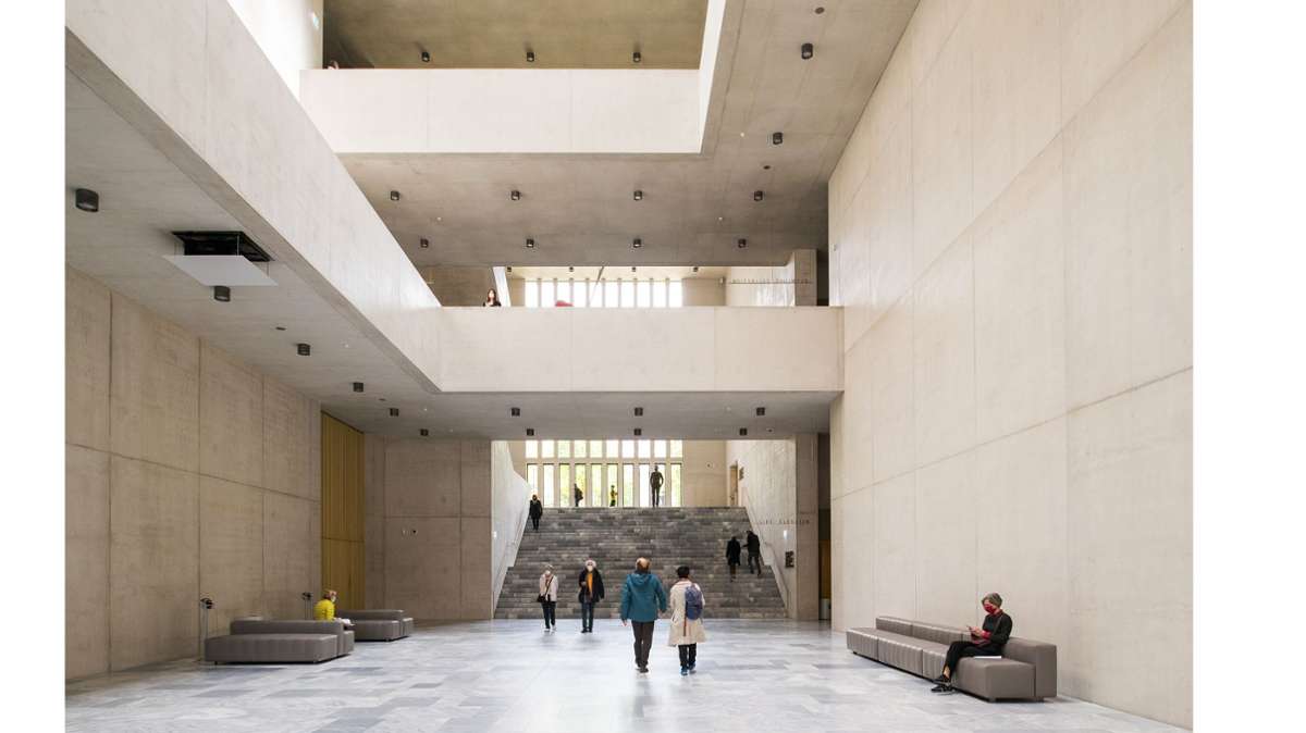 Die von David Chipperfield entworfene zentrale Halle mit Treppenaufgang im Kunsthaus Zürich