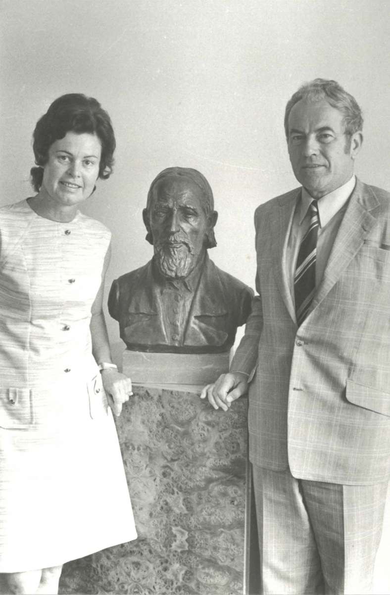 Elli und Wilhelm Eberhard mit der Büste des Missionars Johannes Zimmermann 1972 in Odumase (Ghana). Das Foto entstand bei der Einweihung der Johannes-Zimmermann-Gedächtniskirche.