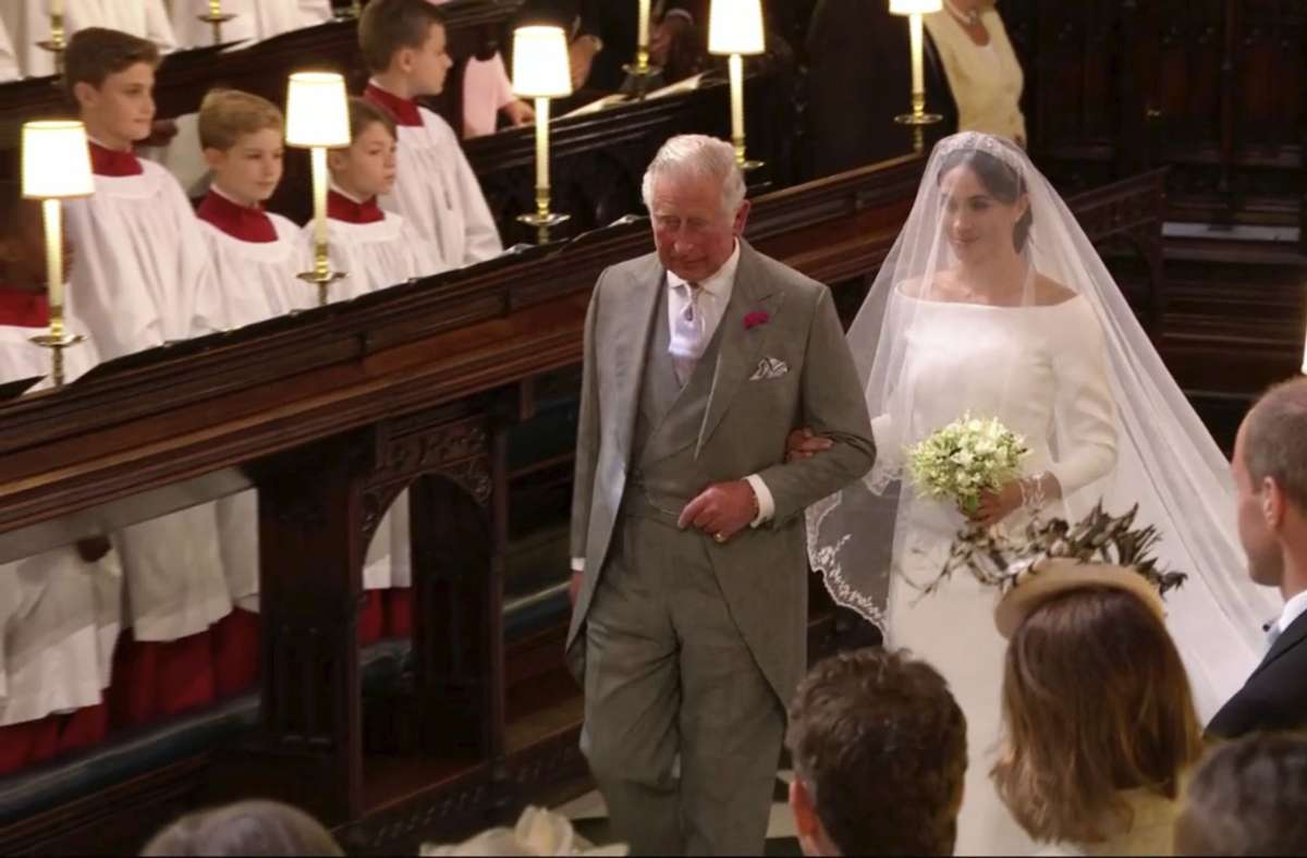 . . . und wurde dann von ihrem künftigen Schwiegervater, Prinz Charles, an den Altar geführt.