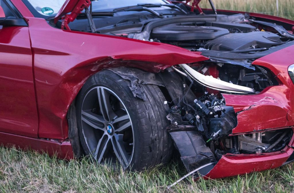 Der BMW-Fahrer sowie der 43 Jahre alte Beifahrer des Opel wurden leicht verletzt.