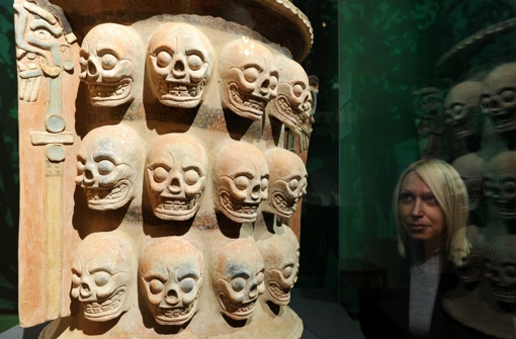 Eine Urne mit Totenköpfen aus dem Hochland von Guatemala ist im Linden-Museum ausgestellt.